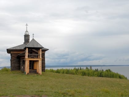 В "Ангарской деревне" строят зимовье охотника