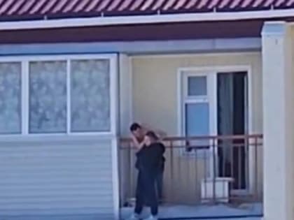 В Братске полиция задержала мужчину, запершего жену на балконе
