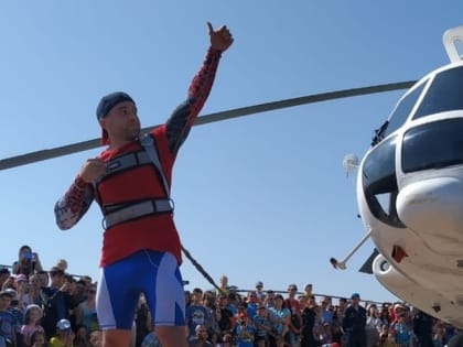 В Улан-Удэ силач сдвинул 13-тонный вертолет