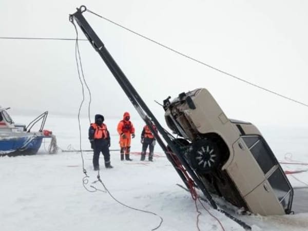 Красноярские спасатели подняли с 45-метровой глубины автомобиль с телом женщины