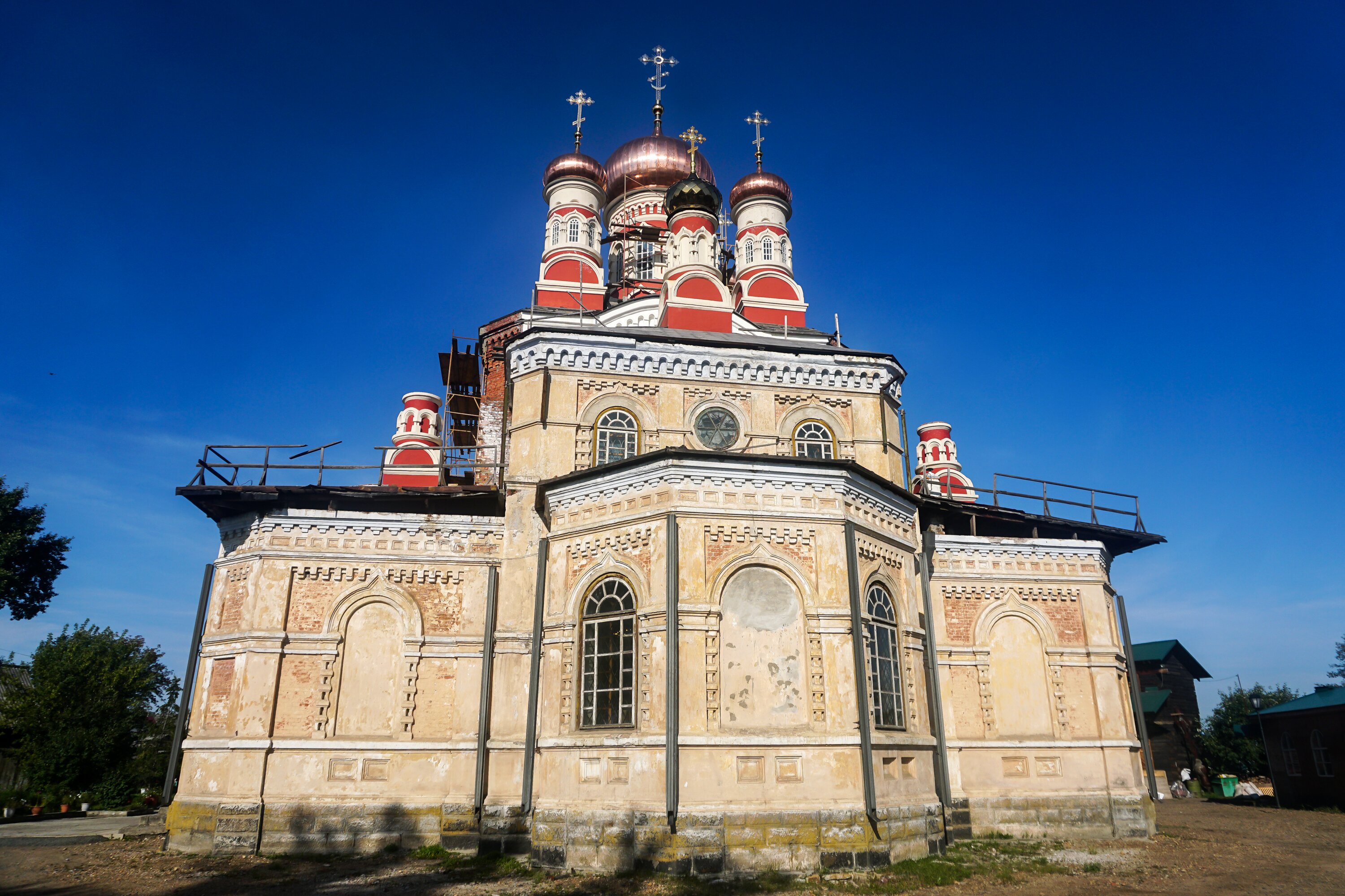 Церковь покрова пресвятой богородицы дербент фото. Храм Покрова Тулун. Храм Тулун Покрова Божией. Покрова Пресвятой Богородицы Тулун.