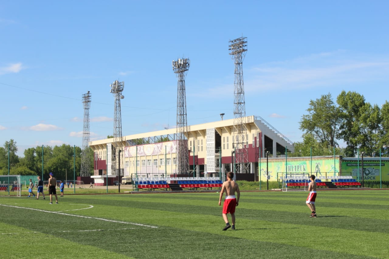 Ангарск стадионы. Стадион Сибиряк Ангарск. Стадион Ангара Ангарск 2022. Стадион возле Сибиряка Ангарск. Школьный стадион.