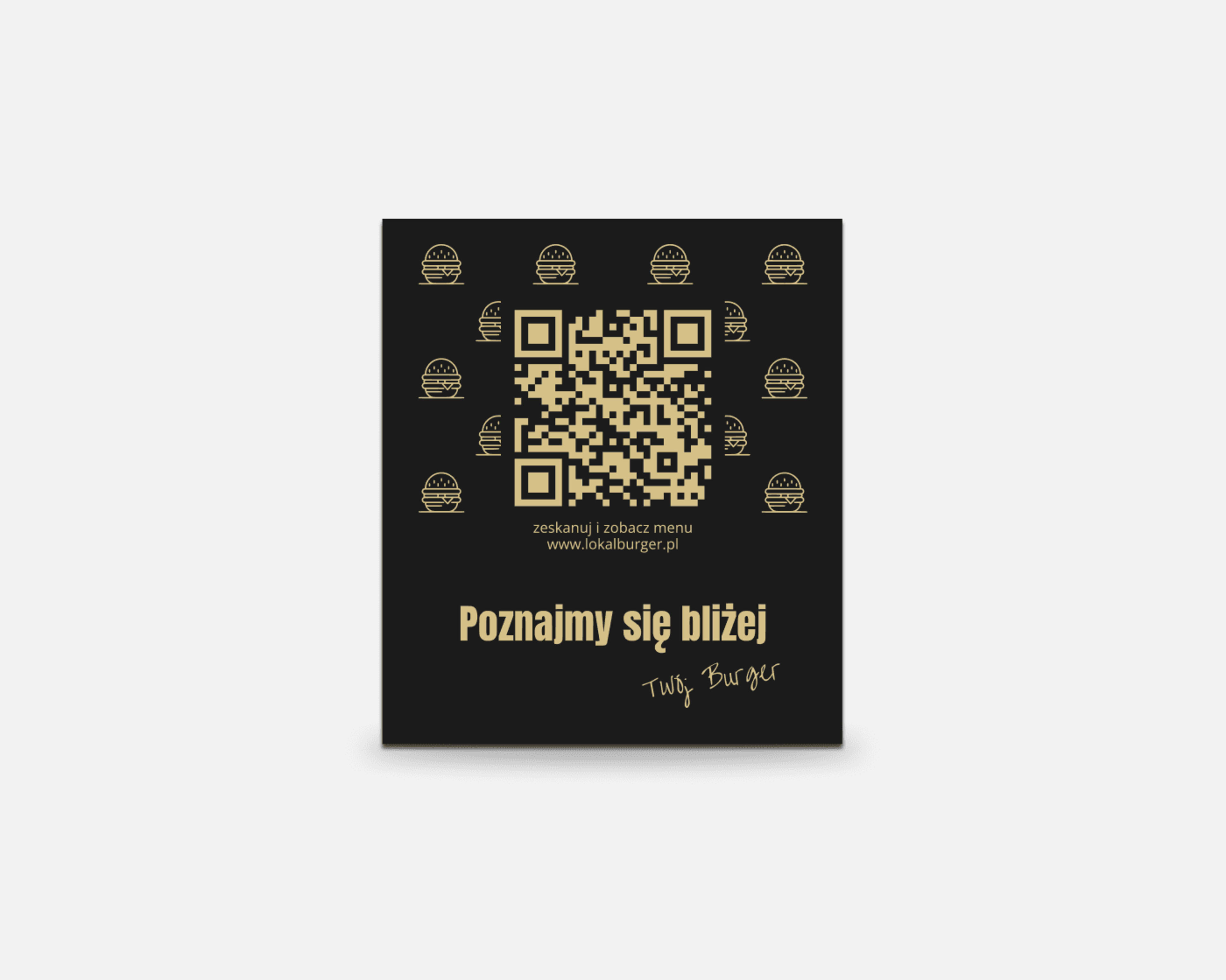 Elegancka tabliczka z kodem QR wykonana z laminatu grawerskiego, idealna do personalizacji prezentów lub upominków biznesowych.