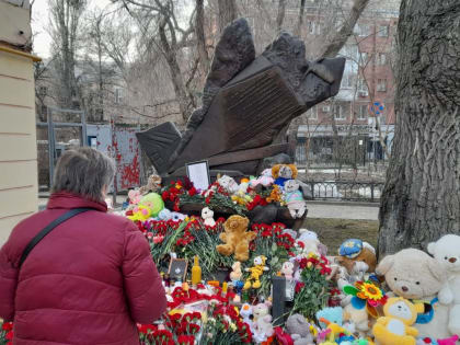 Воронежцы несут сотни цветов к мемориалу, чтобы почтить память жертв московского теракта