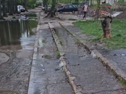 Внезапно появившийся водопад затопил воронежский двор