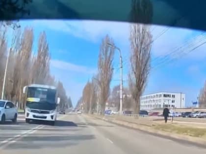 Вылетевший на встречку автобус едва не снёс авто в Воронеже (ВИДЕО)