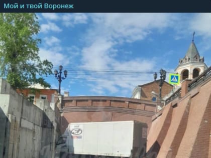 «Новая жертва»: большегруз застрял под Каменным мостом в Воронеже