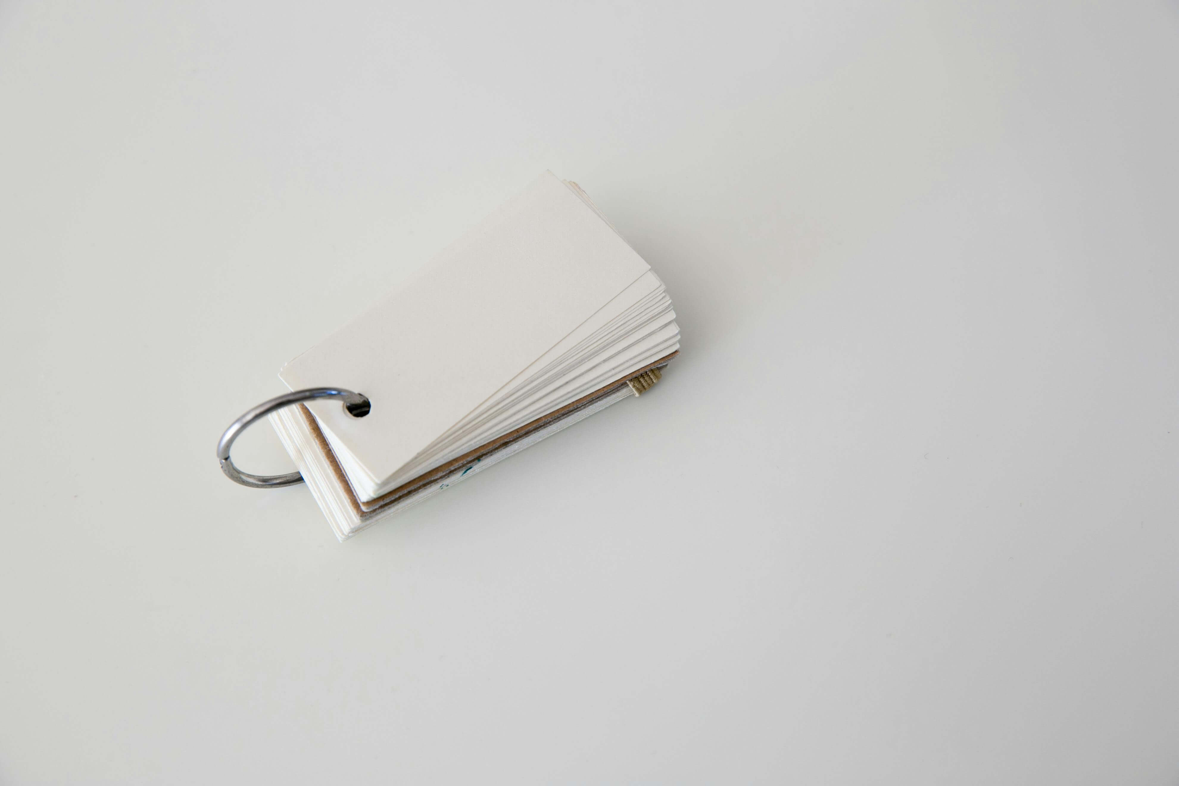 Blank flashcards held together by a metal ring – represents the flashcard and spaced-repetition tools discussed.