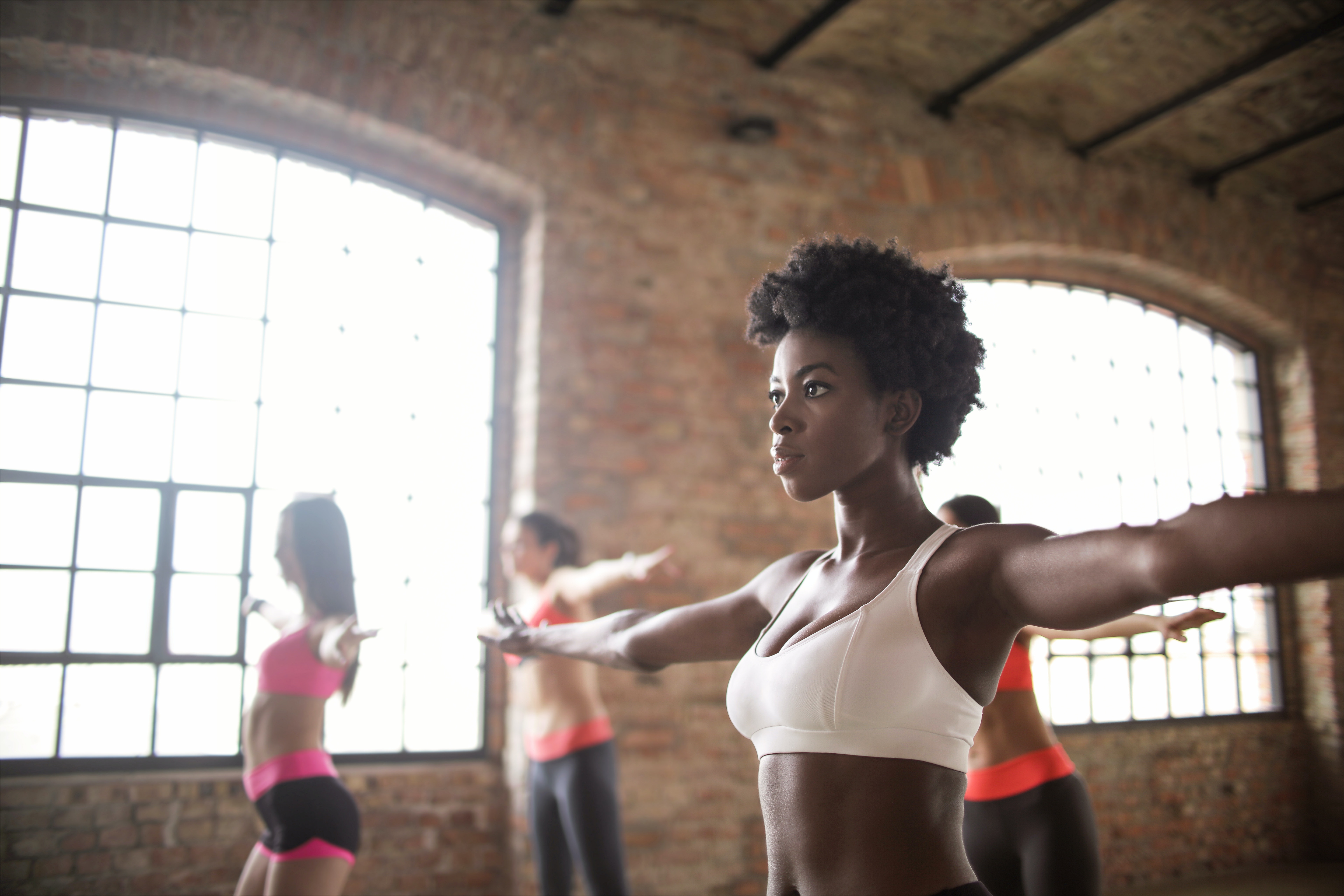 Grupo de mujeres haciendo deporte de cardio sin máquinas 