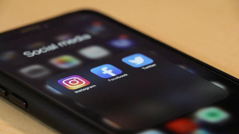 Apps voor sociale media op het telefoonscherm - Instagram, Facebook en Twitter