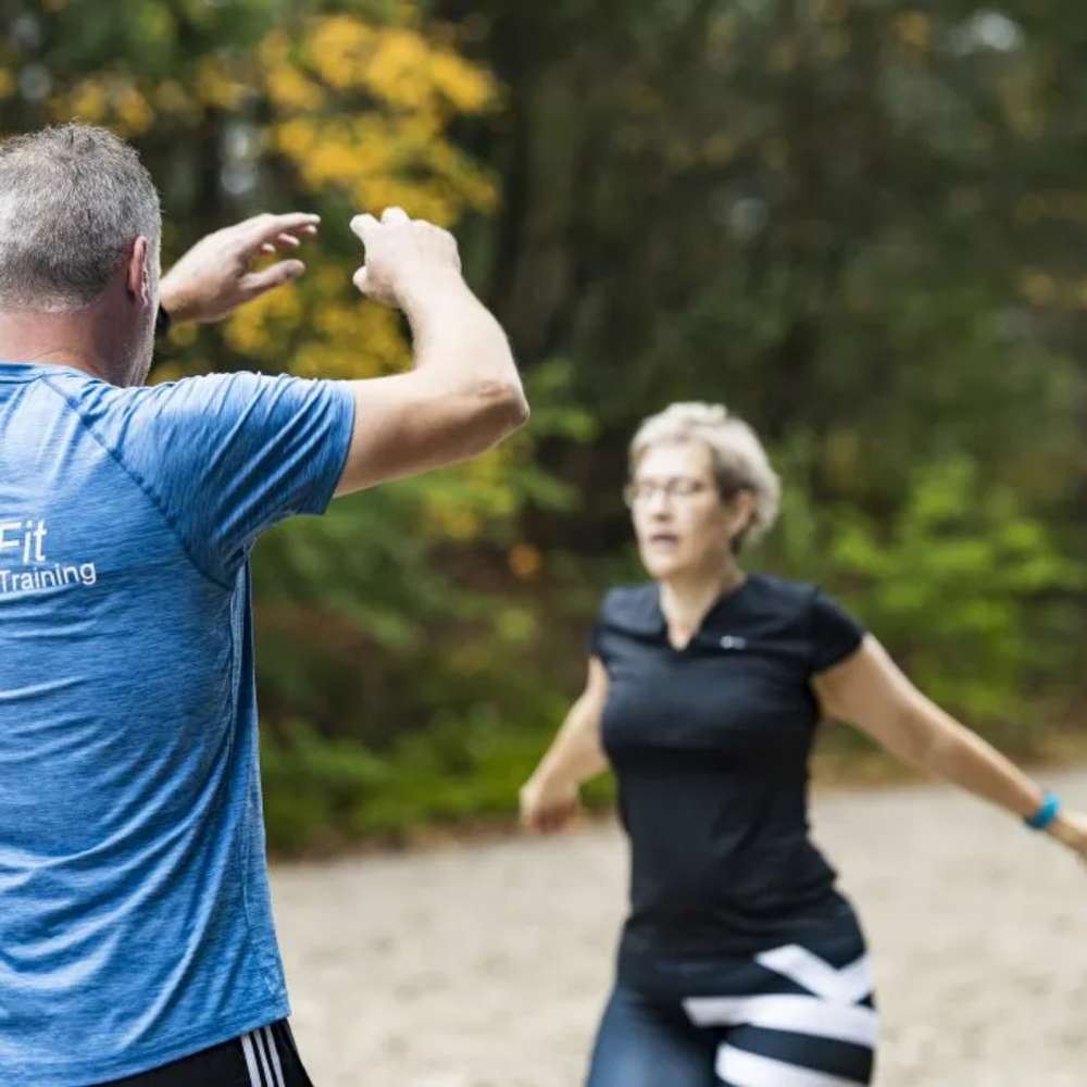 Vrouw aan het sporten buiten