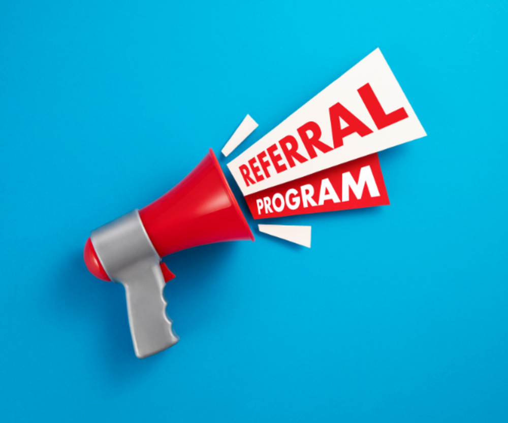 Una imagen conceptual que destaca un "PROGRAMA DE REFERIDOS" con un megáfono y texto recortado, sobre un fondo azul brillante.