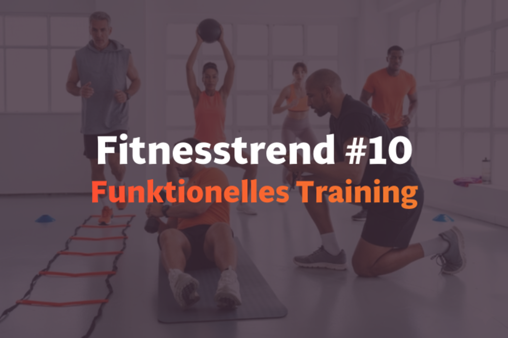 Ein Fitness-Trainer leitet eine Gruppenstunde mit Ausfallschritten und legt den Fokus auf gezielte Trainingsplanung sowie hochintensives Intervalltraining.