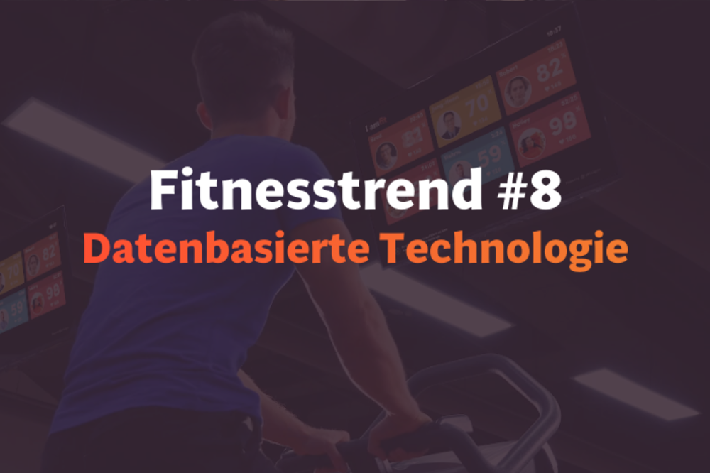 Ein Trainer in einem orangefarbenen Shirt analysiert Daten auf einem Laptop und verknüpft Gesundheitsverhalten mit aktuellen sportmedizinischen Erkenntnissen.