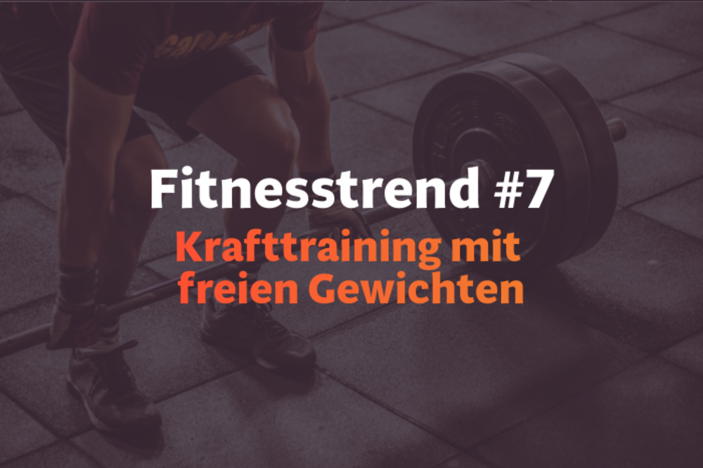 Ein Mann trainiert mit Kurzhanteln in einem gut ausgestatteten Fitnessstudio – als Sinnbild für steigende Fitness und eine verbesserte allgemeine Gesundheit.