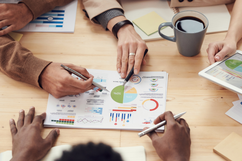 Personas elaborando proyectos para desarrollar su negocio