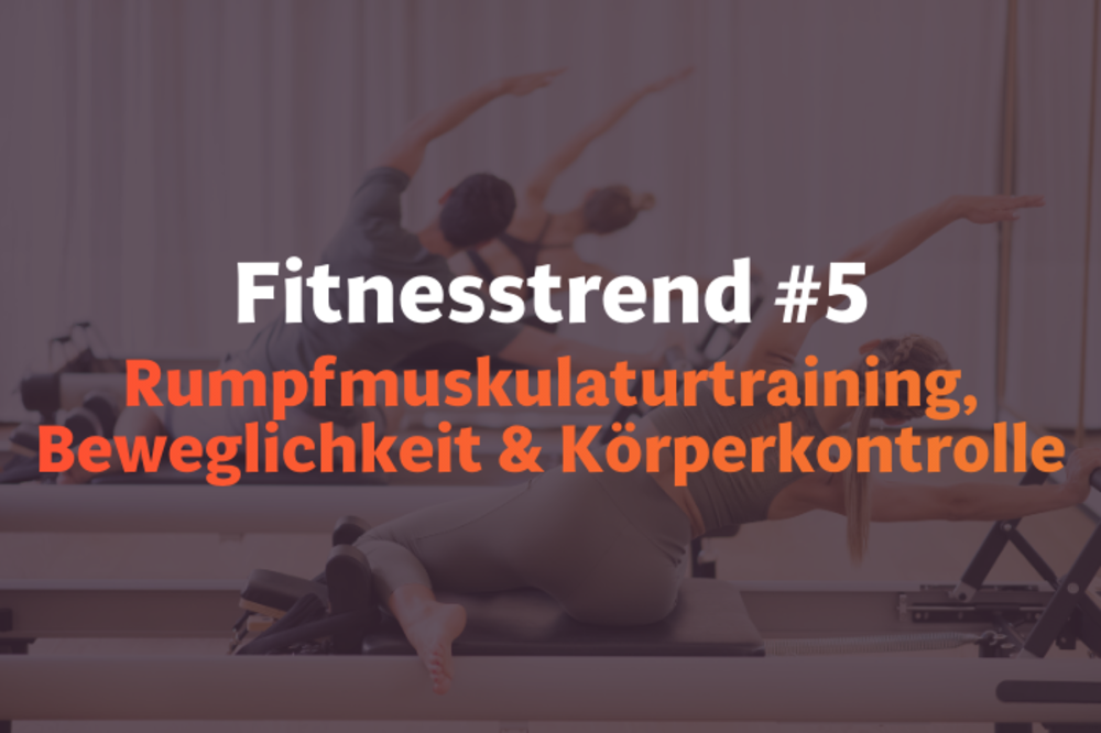 Eine Yoga-Trainerin in einem orangefarbenen Top leitet einen Kurs in einem hellen Studio und verbindet sportmedizinische Prinzipien mit nachhaltigen Verhaltensänderungen für einen gesunden Lebensstil.