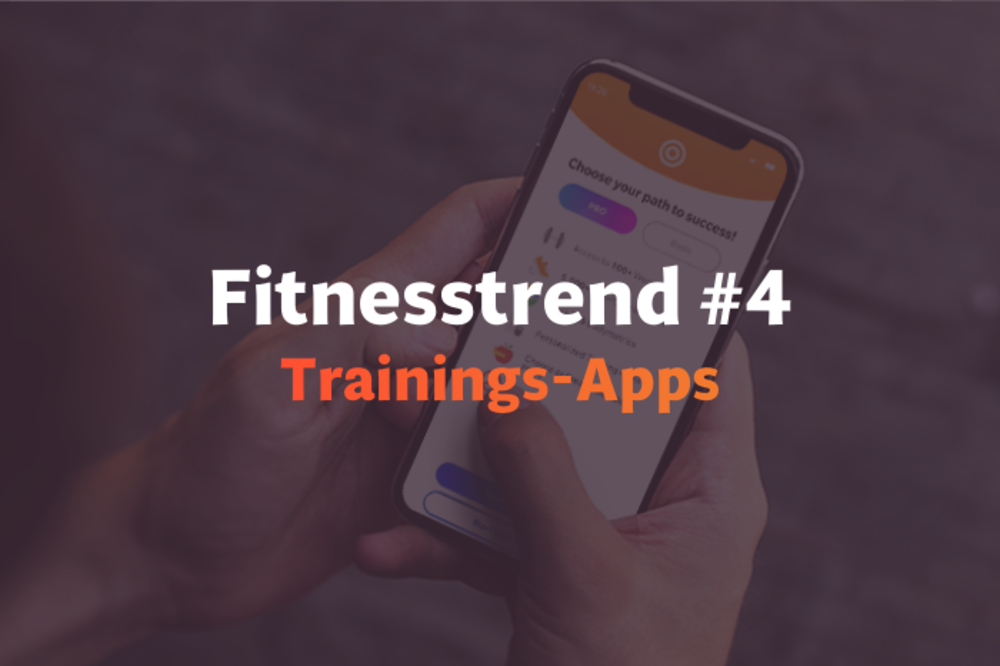 Ein Trainer in einem orangefarbenen T-Shirt nutzt sein Smartphone im Studio – als Beispiel dafür, wie künstliche Intelligenz Mitglieder in modernen Fitnessumgebungen unterstützt.