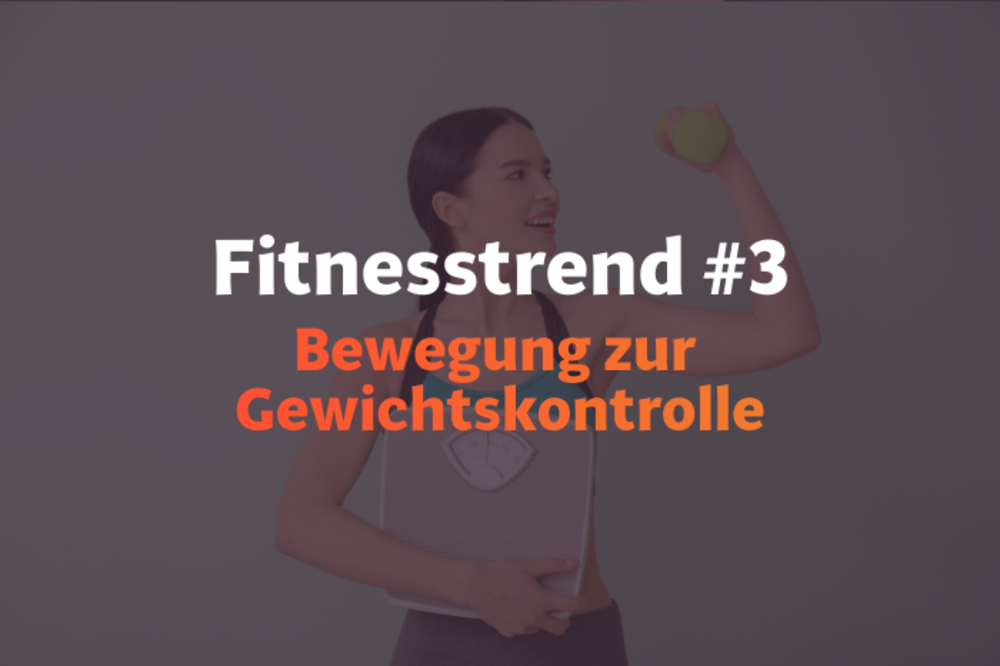 Ein Trainer motiviert eine Frau bei einer Kettlebell-Swing-Übung – mit Fokus auf hochintensives Intervalltraining und einen gezielten Trainingsreiz.