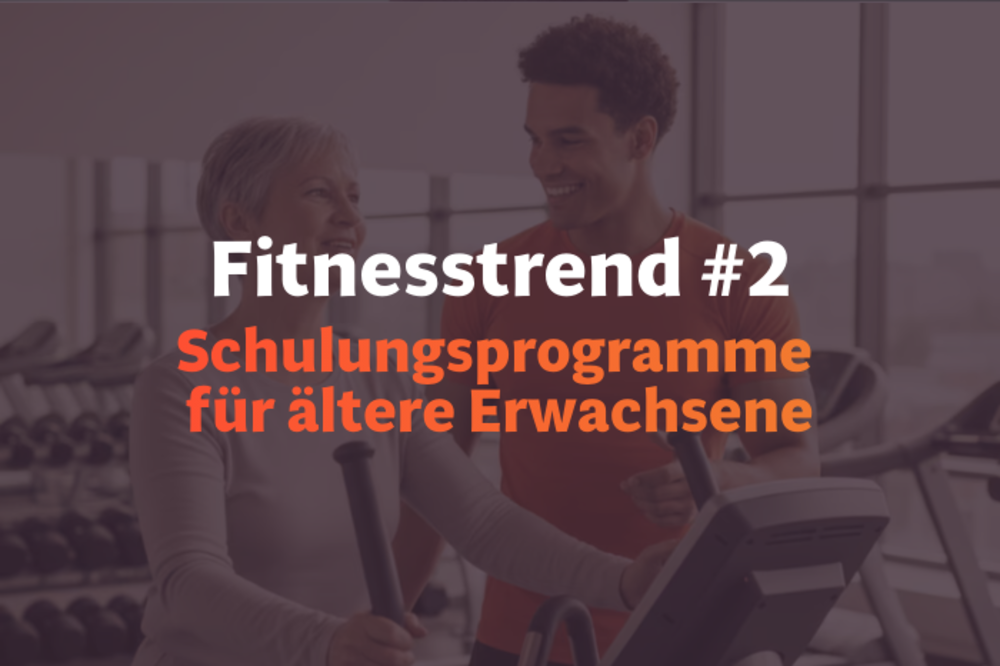 Ein Personal Trainer in einem orangefarbenen T-Shirt begleitet einen älteren Mann beim Hanteltraining – mit Fokus auf gezielte Trainingsplanung sowie körperliche und mentale Gesundheit.