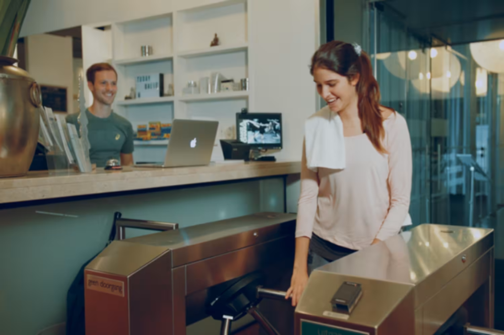 Personas acceden a un estudio de fitness con su ID de usuario