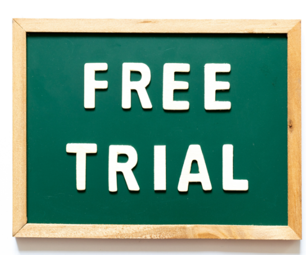 Eine Kreidetafel mit der Aufschrift "FREE TRIAL" in weißen Großbuchstaben.