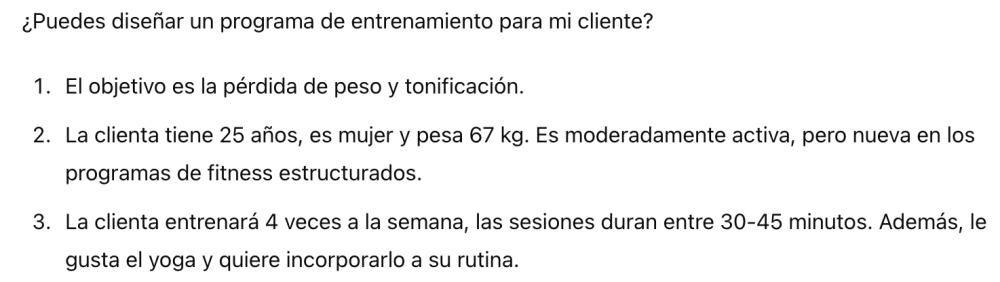 Una imagen de texto detallando una solicitud de un programa de entrenamiento para una clienta, enfocándose en la pérdida de peso y tonificación, incorporando yoga, para una mujer de 25 años.