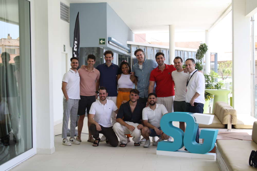 El equipo de Virtuagym junto al equipo de Synergym en sus instalaciones.