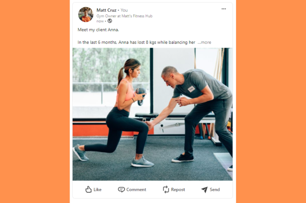 LinkedIn-Post mit einem Personal Trainer, der einem Kunden beim Training hilft und die Fortschritte des Kunden hervorhebt.