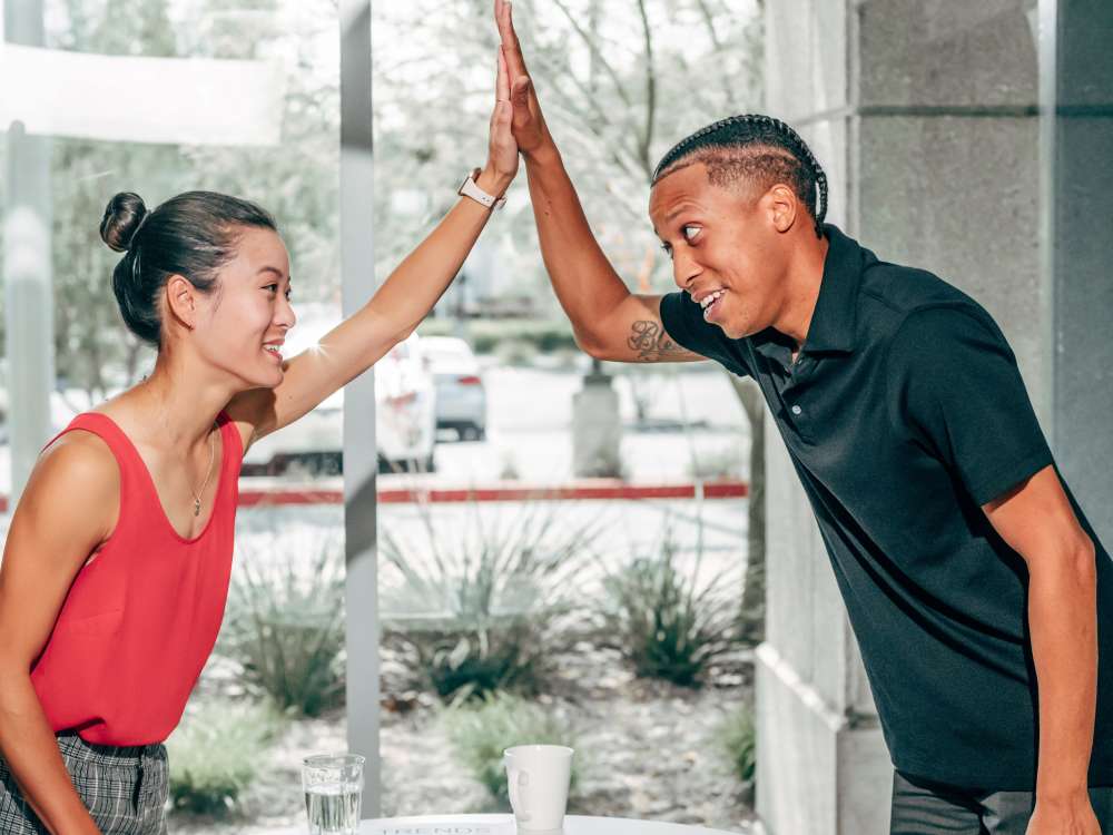 Entrenador personal con un cliente en un gimnasio marcando objetivos de salud