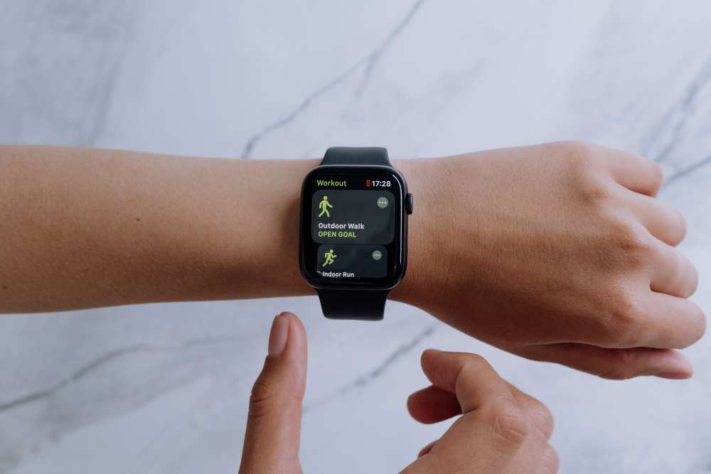 Usuario utilizando su reloj como sistema para controlar las habilidades del deporte que va a realizar y su implicación