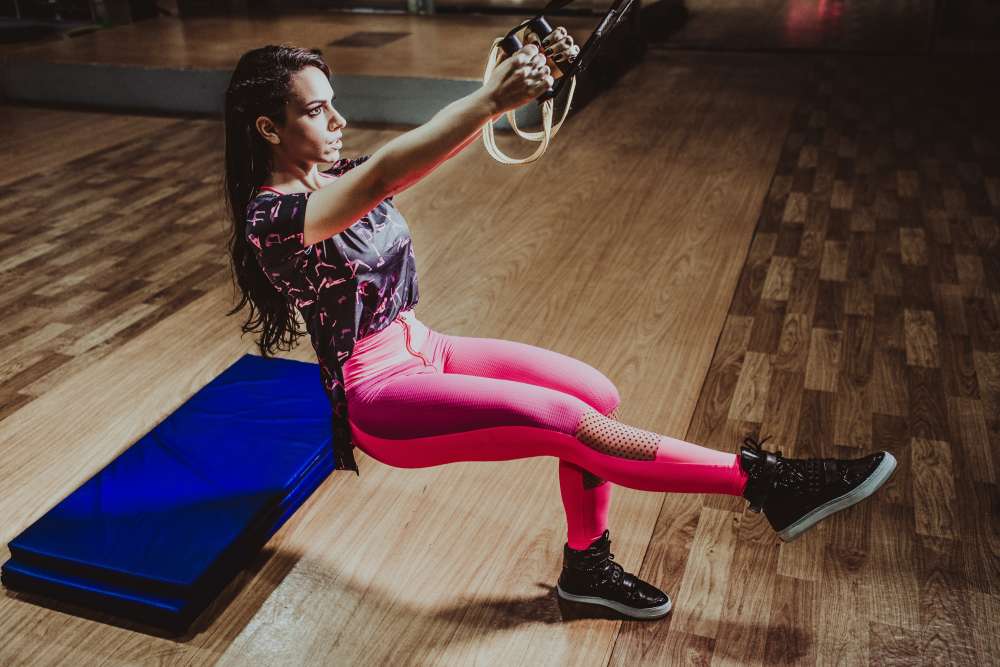 Atleta en pleno entrenamiento deportivo en una sesión en el gimnasio para mejorar su actividad física