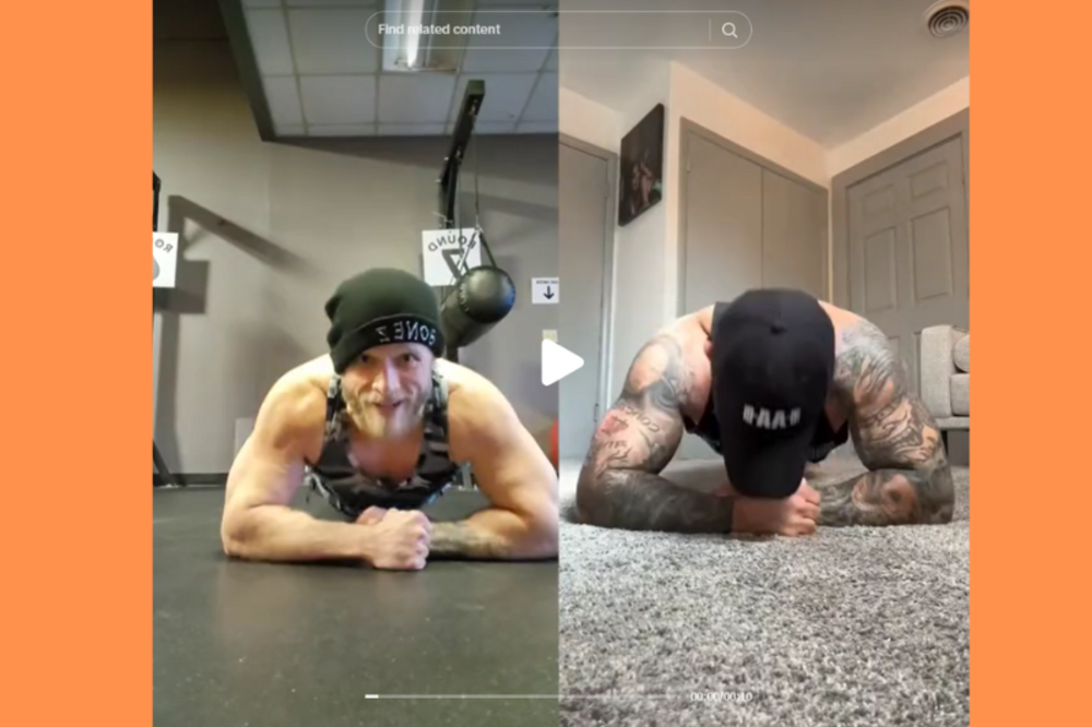 Zwei Männer machen nebeneinander Plank Körper Übungen in einem TikTok-Duett-Video, wobei einer in einem Fitnessstudio und der andere zu Hause ist.