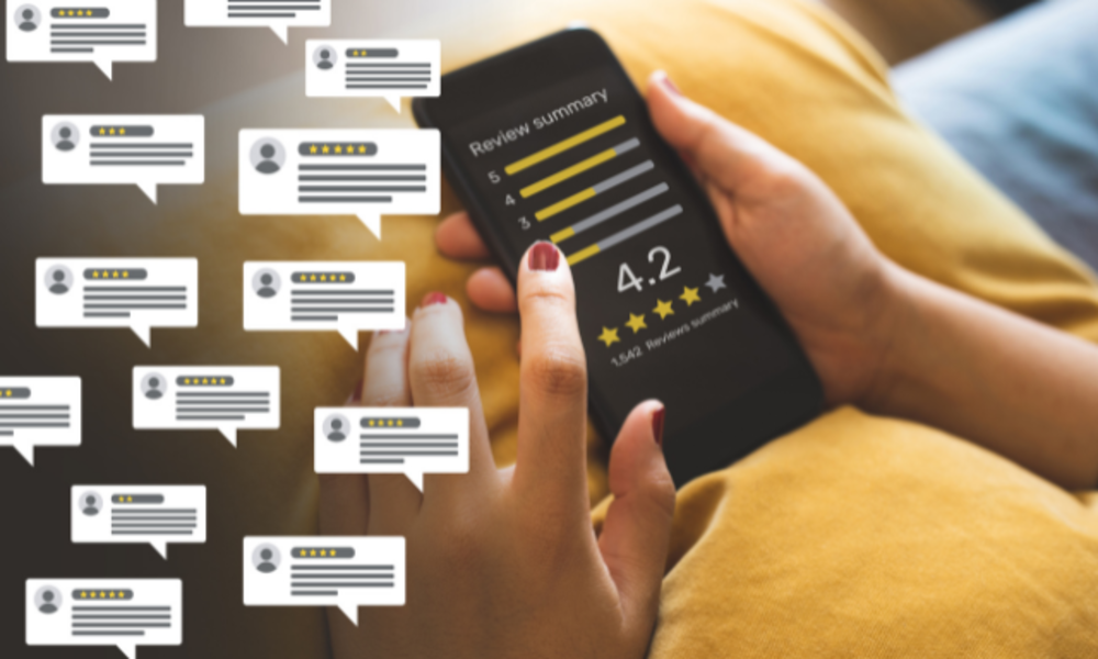 Alguien revisando en su teléfono el resumen de reseñas de un gimnasio.