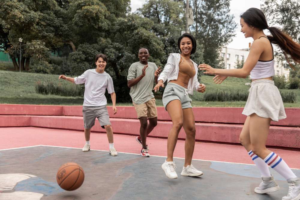 Grupo de amigos haciendo deporte en una cancha de baloncesto