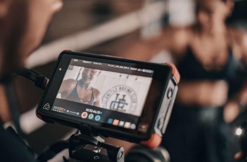 Femme filmée en faisant du sport