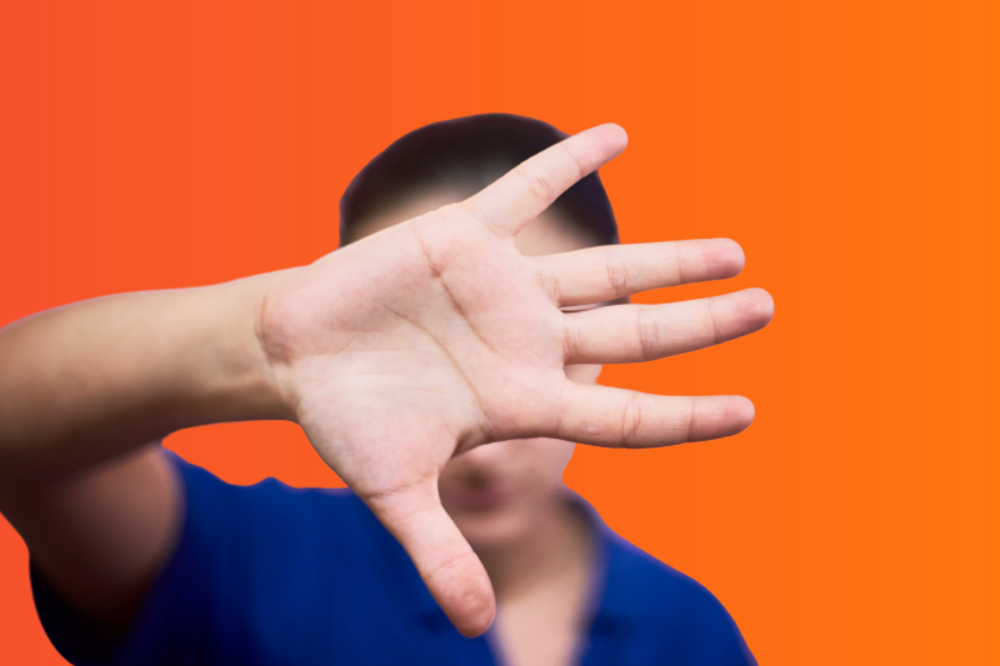 Hand vor dem Gesicht