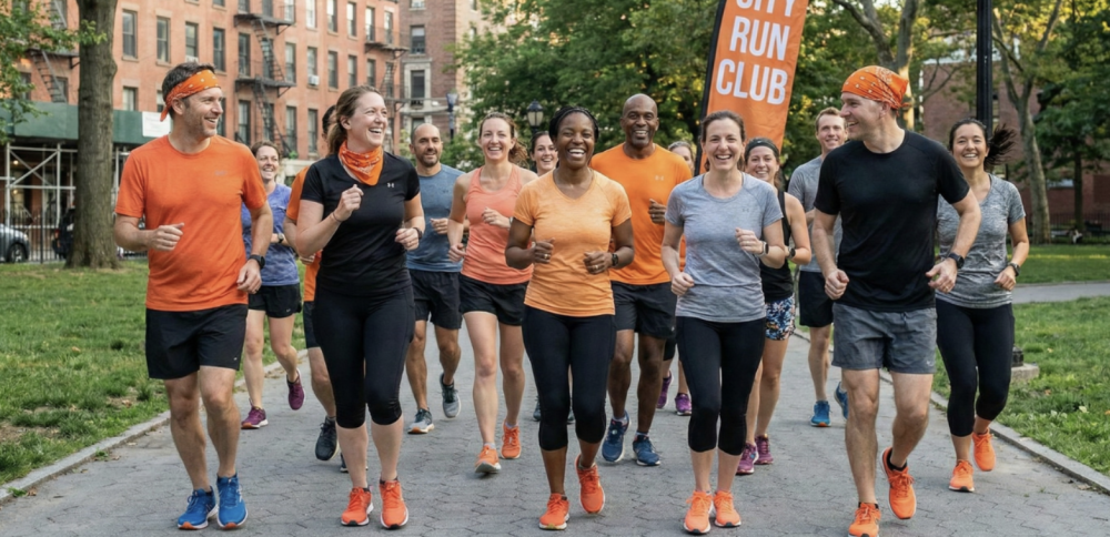 Usuarios y cliente de la app de ejercicio hacen deporte por el mundo con sistema de puntos