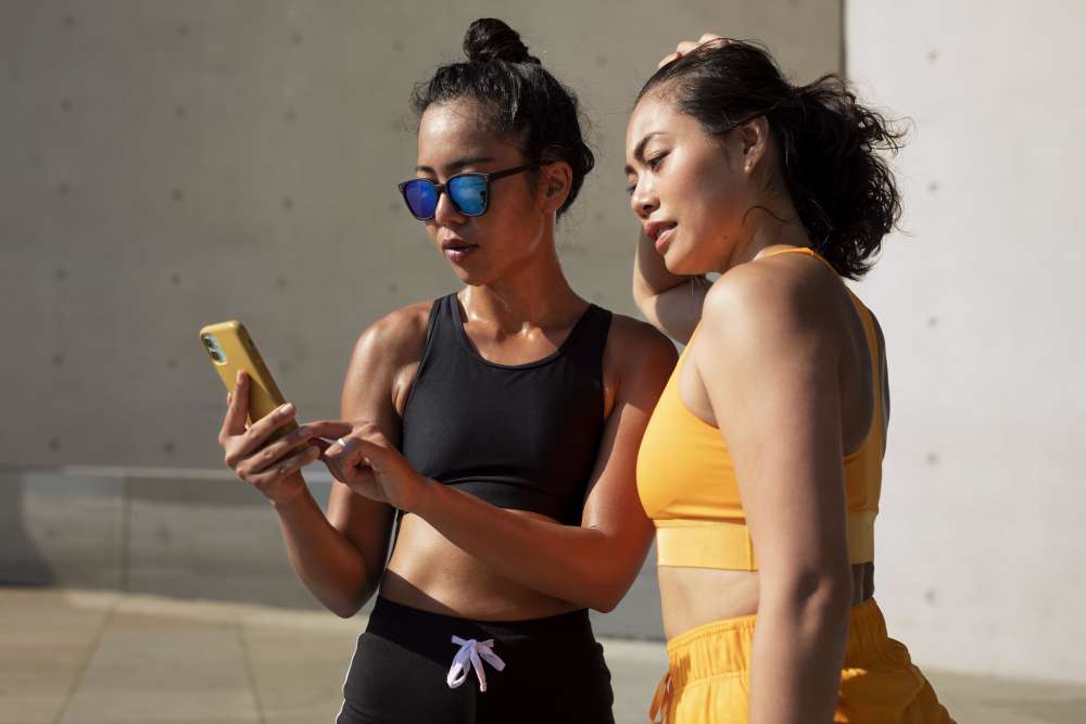 Dos entrenadoras personales hacen una campaña de colaboración de fitness
