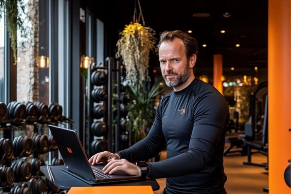 Entrenador personal trabajando en el gimnasio