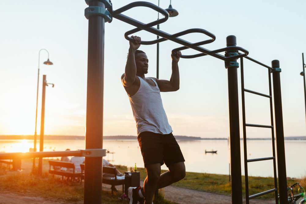 Hombre en ropa deportiva se prepara para hacer ejercicio al aire libre