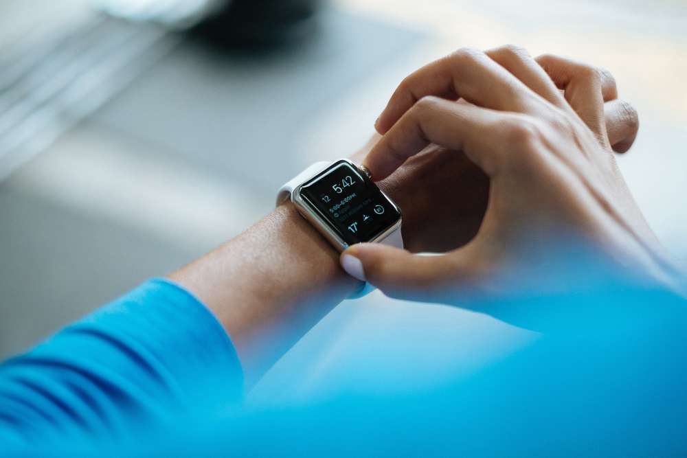 Apfeluhr mit Zeit auf dem Arm der Frau