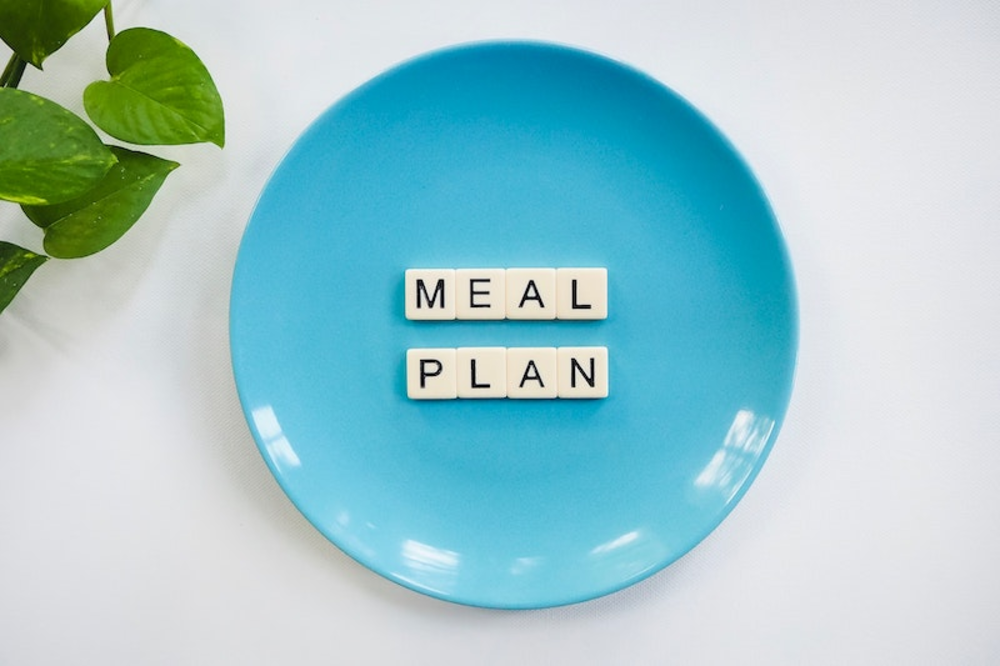 A blue dish with the text meal plan on it