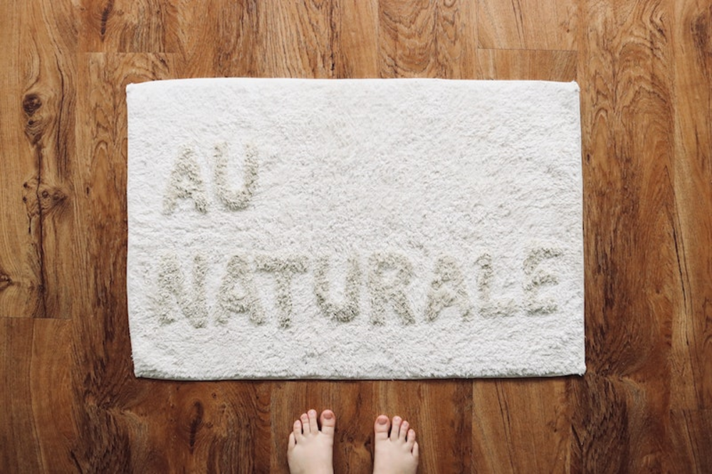 An eco-friendly white mat with the text Au Naturale