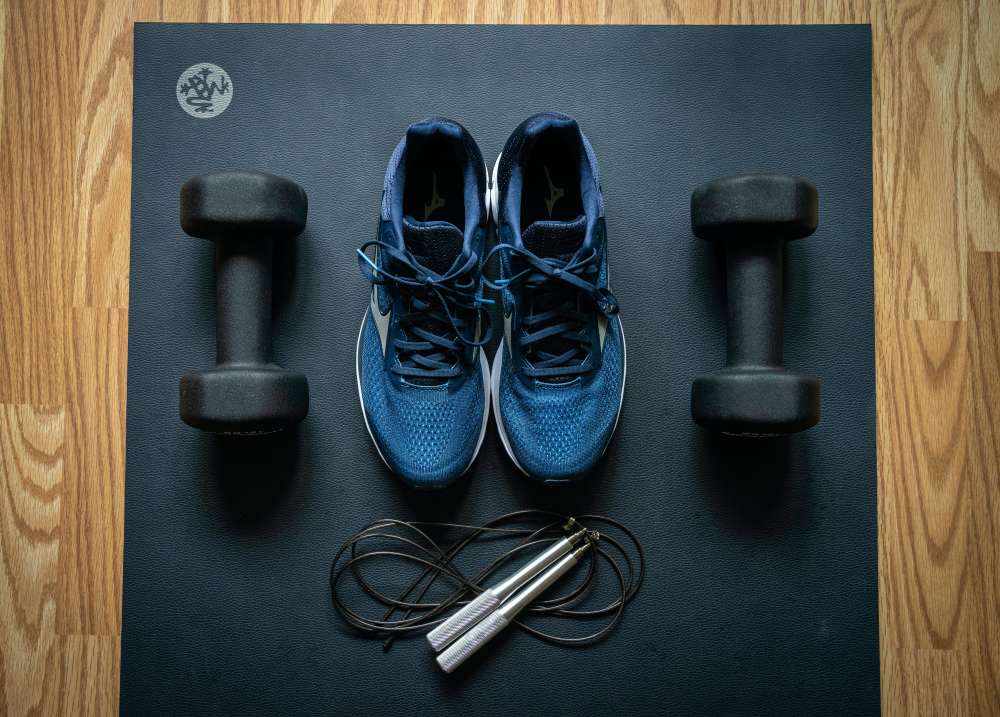 Zapatillas de deporte, esterilla, comba y pesas.