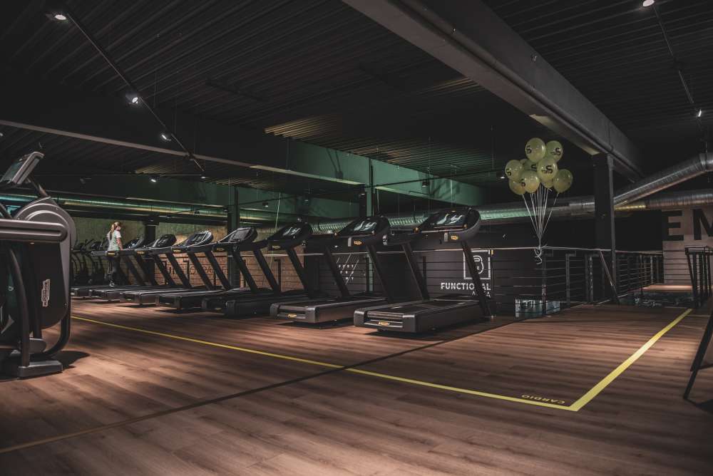 Modernas instalaciones y máquinas de un gimnasio.