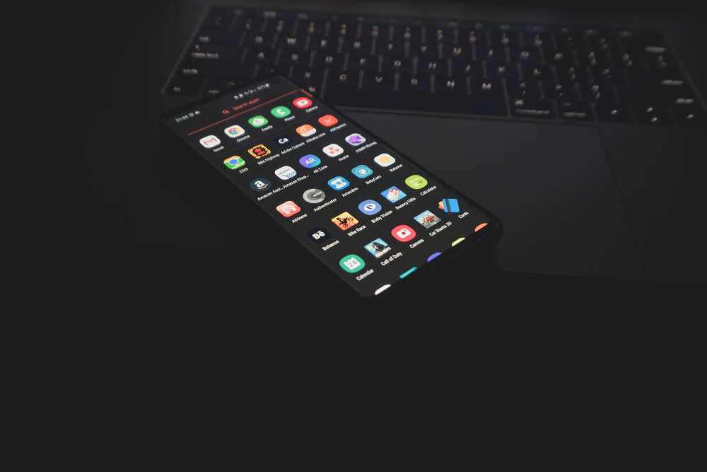 Smartphone con aplicación fitness instalada.