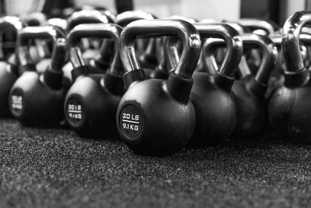 Kettlebells de diferente peso para rutinas fitness.