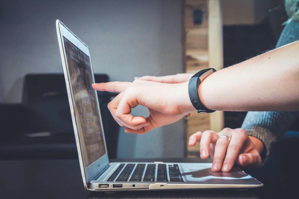 Personas configurando el software de fisioterapia