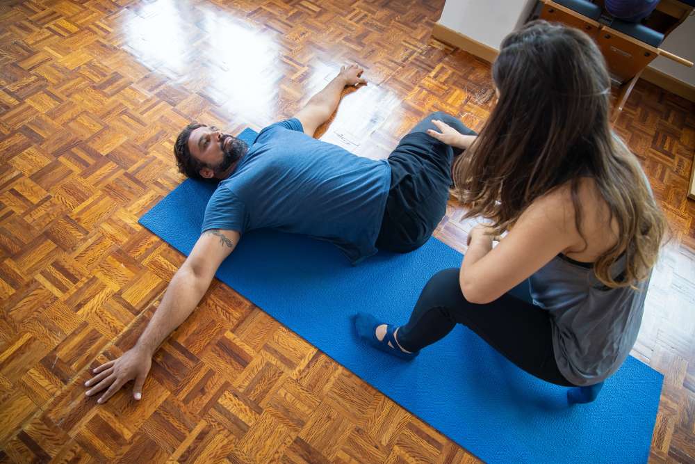 Hombre mejorando su calidad de vida con una profesional a domicilio